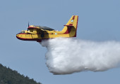 Μήνυμα από το 112 - «Απομακρυνθείτε από Άνω Καρνεζαίικα προς Ίρια» Πυροσβεστική αεροσκάφος