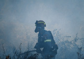 Αίγιο: Καλύτερη εικόνα, η φωτιά στις Νεραντζιές