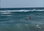 Ναυαγοσώστες βούτηξαν στα φουρτουνιασμένα νερά για να σώσουν γυναίκα 
