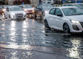Αυτοκίνητα σε πλημμύρα δρόμου