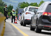 Αστυνομικοί ελέγχουν οχήματα στα σύνορα