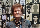 Επιζήσασα Καλαβρύτων μπροστά πορτρέτα