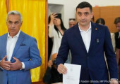 Τζόρτζε Σιμιόν σε εκλογικό κέντρο
