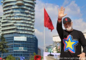 Έντι Ράμα χαιρετά στην προεκλογική συγκέντρωση