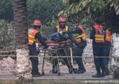 Διασώστες μεταφέρουν τραυματία σε φορείο