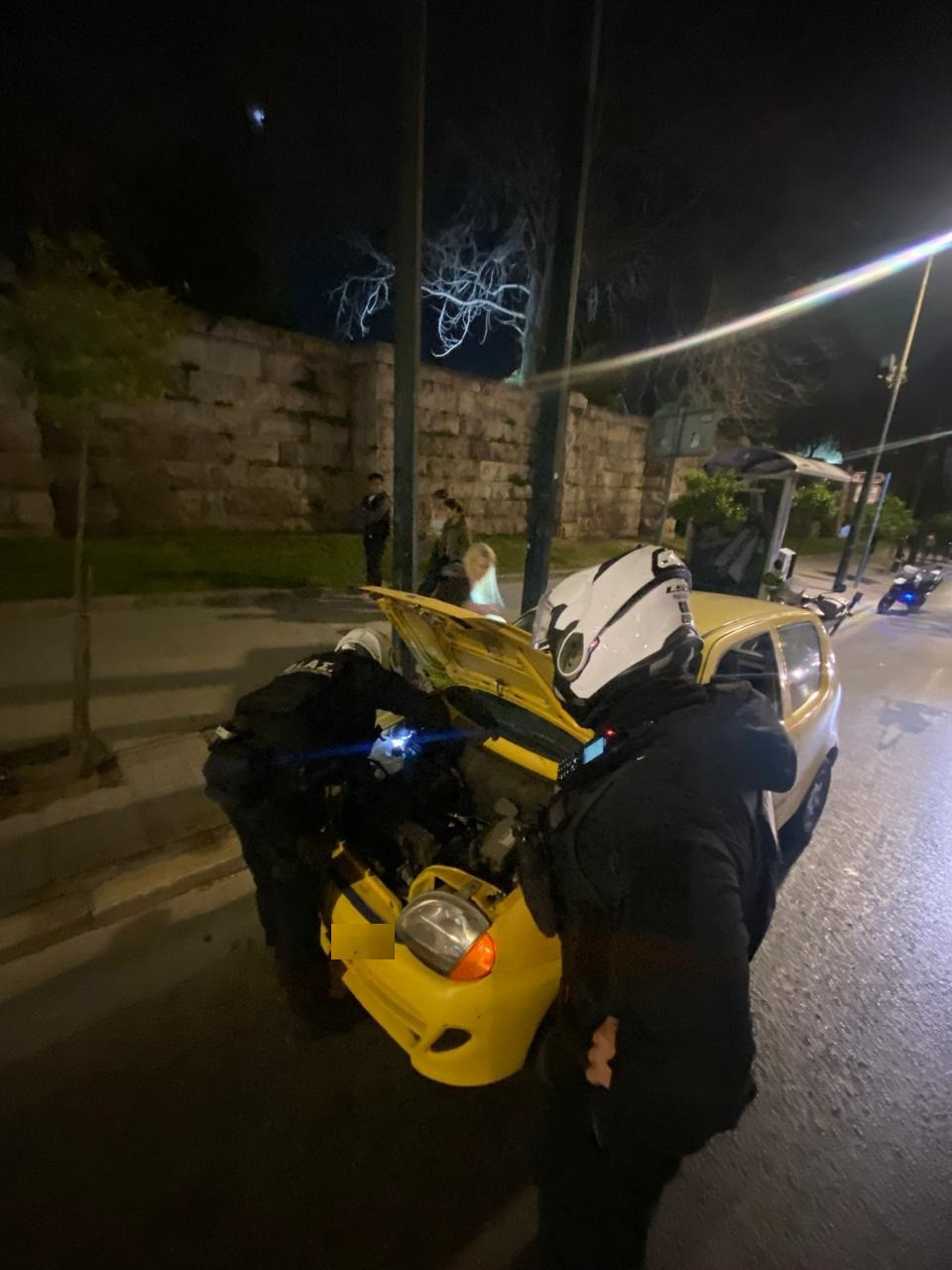 Νεαρή οδηγός έμεινε στη μέση της λεωφόρου Αμαλίας και την βοήθησε η ΔΙΑΣ Νεαρή οδηγός έμεινε στη μέση της λεωφόρου Αμαλίας και την βοήθησε η ΔΙΑΣ