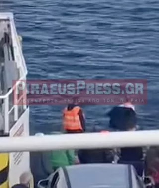 Συναγερμός στο Λιμενικό για «ναυαγό» μεταξύ Περάματος και Σαλαμίνας - Βίντεο από τη διάσωση 