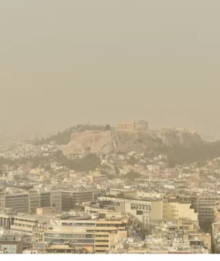 Επιμένει η αφρικανική σκόνη και η ζέστη - Πού θα φτάσει τους 34 βαθμούς ο υδράργυρος 