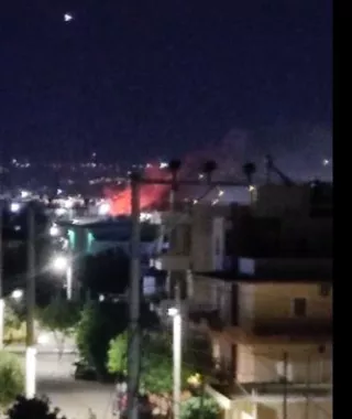 Φωτιά σε αυλή εργοστασίου στις Αχαρνές- Eκτροπές στην κυκλοφορία