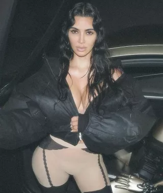 Kim Kardashian: Μα, τι κάνει με τον «Optimus» του Ίλον Μασκ; - Μας μπέρδεψε η διάσημη τηλεπερσόνα… (φωτό)