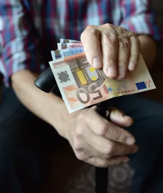 Πότε θα καταβληθούν συντάξεις και επιδόματα 