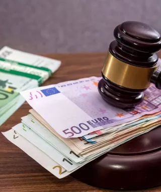 Bloomberg: Η Ελλάδα προσέφυγε σε βρετανικό δικαστήριο για τα «warrants» με ρήτρα το ΑΕΠ