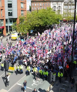 "Britain First": Επεισόδια και συλλήψεις σε ακροδεξιές, αντιμεταναστευτικές διαδηλώσεις στη Βρετανία