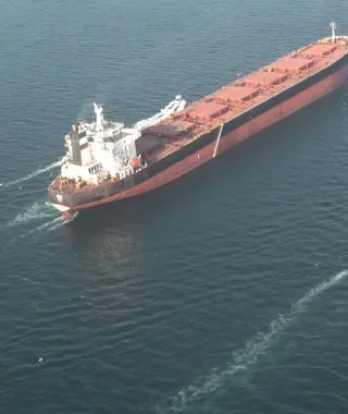 Fitch: Το Στενό του Ορμούζ θα παραμείνει κλειστό για λιγότερο από έναν μήνα