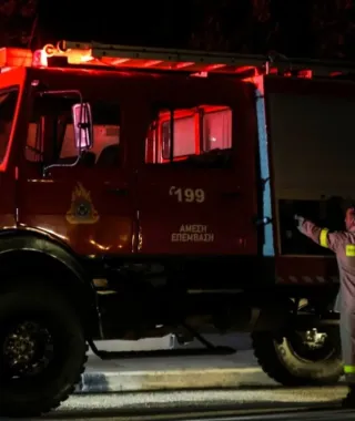 Eμπρηστική επίθεση σε 3 αυτοκίνητα της Περιφέρειας Αττικής στο Μαρούσι