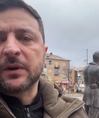 Στην ανατολική γραμμή του μετώπου ο Ζελένσκι: «Η Ρωσία προετοιμάζει εαρινή επίθεση»