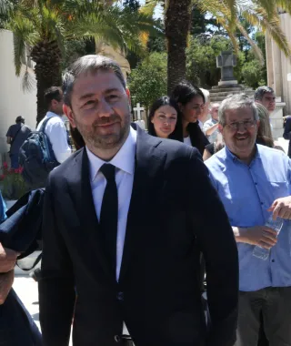 Η Χ. Τρικούπη δεν πάει διακοπές - Παράταση στη «μεταγραφική περίοδο» και το πρώτο «ματς» με το κόμμα Τσίπρα