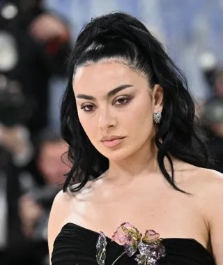 Charli xcx: Ανακοίνωσε περιοδεία με τίτλο «Music, Fashion, Film» στη Βόρεια Αμερική