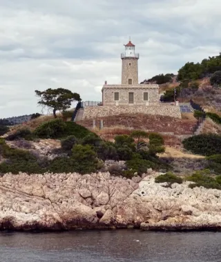 Φάρος Κόγχη: Ο ιστορικός πέτρινος φάρος της Σαλαμίνας