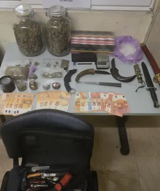 Κυψέλη: Ζευγάρι συνελήφθη με τέσσερα κιλά χασίς, δύο σπαθιά και 20 μαχαίρια 