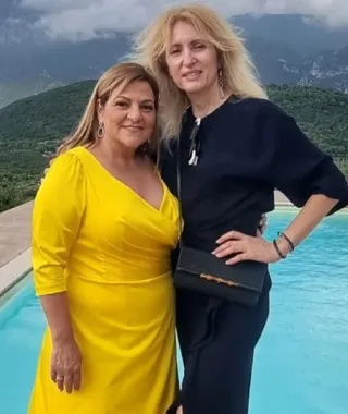 Βίκυ Σταυροπούλου: Κι όμως έχει ξαναβάλει το φόρεμα που φόρεσε στον γάμο της κόρης της. Δείτε που