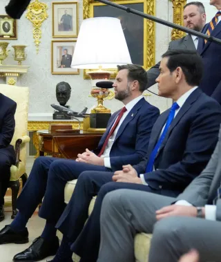 Ο Τραμπ επεξεργάζεται κλιμάκωση των επιχειρήσεων, την ώρα που δηλώνει ότι το Ιράν σοβαρεύεται