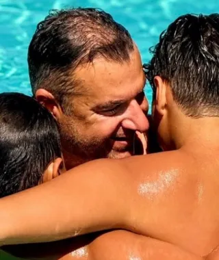 Γιώργος Λιάγκας: Το τρολάρισμα για την τέντα στη Ρήνεια και τα δυο δελφίνια που τους έκαναν παρέα