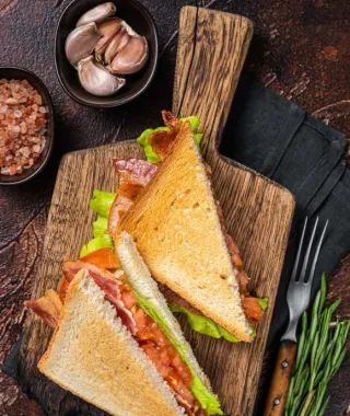 BLT sandwich με μπέικον, μαρούλι και ντομάτα