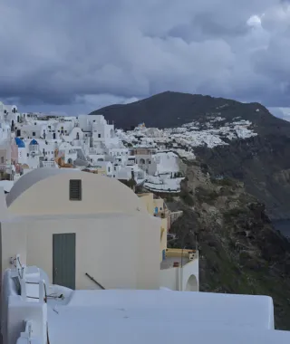 Πώς έγινε η Σαντορίνη παγκόσμιος προορισμός – Τι αποκαλύπτει τουριστικός οδηγός 55 ετών