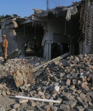 Πακιστάν: Μακελειό με 31 νεκρούς από επίθεση σε αστυνομικό συγκρότημα στην πόλη Κοχάτ