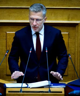 Έντονη αντιπαράθεση Σκέρτσου-αντιπολίτευσης στη Βουλή για το όριο των 15 ετών στα social media
