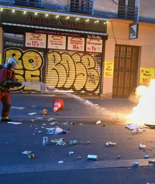 Από το Παρίσι στα Προπύλαια και ο φόβος του ντόμινο