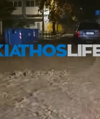 Έντονα καιρικά φαινόμενα στη Σκιάθο, πλημμύρισαν δρόμοι και καταστήματα - Μήνυμα 112 για την αποφυγή μετακινήσεων