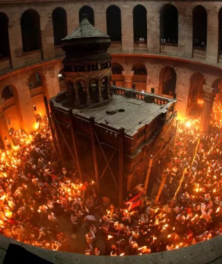 Άγιο Φως: Στις 19:30 στο «Ελ. Βενιζέλος»  - Πώς θα γίνει η διανομή σε όλη την Ελλάδα 