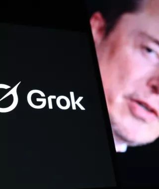 Η xAI του Μασκ μηνύει τους χρήστες του Grok ενώ πληθαίνουν οι αγωγές θυμάτων για deepfakes