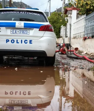 Καλοκαιρινή... κακοκαιρία- εξπρές: Πλημμυρισμένοι δρόμοι και πυκνό χαλάζι σε Αττική και Θήβα- Δείτε βίντεο