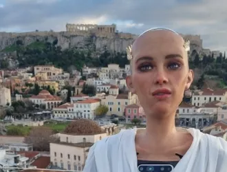 Το ρομπότ Σοφία... μας καθησυχάζει για την τούμπα του: Είμαι καλά, επεισοδιακές οι επισκέψεις μου στη Θεσσαλονίκη και την Κρήτη- Δείτε βίντεο