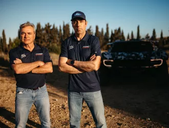 H Ford Performance ανακοινώνει την είσοδό της στο Ράλι Ντακάρ 2025 με τους εμβληματικούς οδηγούς Carlos Sainz Sr. και Nani Roma 