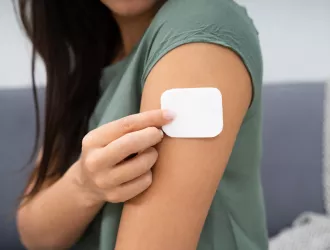 Επιστήμονες ανακάλυψαν αυτοκόλλητο επίθεμα αντί εμβολίου κατά της Ιλαράς 