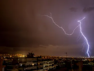 Καταιγίδες τις επόμενες ώρες: Ποιες περιοχές θα επηρεαστούν - Live η πορεία της κακοκαιρίας