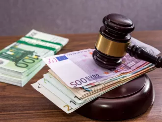 Bloomberg: Η Ελλάδα προσέφυγε σε βρετανικό δικαστήριο για τα «warrants» με ρήτρα το ΑΕΠ