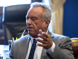 Ρόμπερτ Κένεντι: «Εμβολιάστε τα παιδιά σας» κατά της ιλαράς λέει τώρα, εν μέσω έξαρσης της νόσου