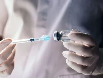 Γαλλία: Την εξαιρετική αποτελεσματικότητα των εμβολίων κατά του κορωνοϊού επιβεβαιώνει μελέτη