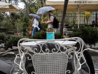 Πού αναμένονται σήμερα βροχές και καταιγίδες - Σε φυσιολογικά επίπεδα η θερμοκρασία 