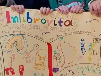 «Inlibrovita»: Η ομάδα που δίνει στα βιβλία… ζωή - Διαβάστε για την οικογένεια από την Κρήτη που θέλει να ομορφύνει τον κόσμο (φωτό)