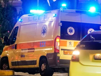 Νεαρή γυναίκα έπεσε από τον 6ο όροφο κτηρίου στο Μοναστηράκι