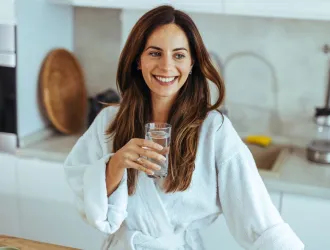 Γιατί πρέπει να πίνεις ένα ποτήρι νερό μόλις ξυπνάς το πρωί