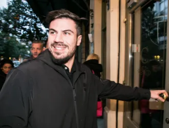 Πετρετζίκης: Η τούρτα-έκπληξη εμπνευσμένη από το πρόσφατο ατύχημά του και το challenge με τα κρεμμύδια