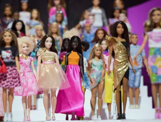 Barbie: Η ιστορία της πιο διάσημης κούκλας ζωντανεύει σε έκθεση στη Γλασκώβη