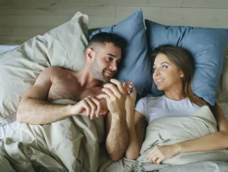Τι είναι το «praise kink», αυτή η λεπτομέρεια που εκτιμά η Gen Z στο κρεβάτι;